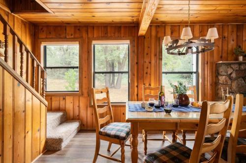 Cougar Rd - Cougar Lodge