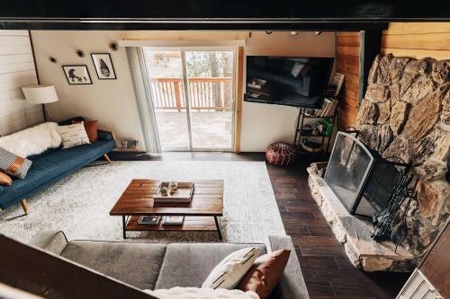 Stylish Big Bear Cabin With Deck And Fireplace!