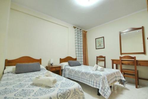 Two Bedroom Apartment In Beachfront Complex With Pool In Playa de Las Am�ricas.