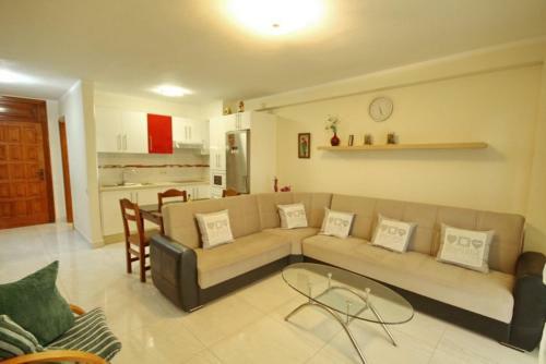 Two Bedroom Apartment In Beachfront Complex With Pool In Playa de Las Am�ricas.