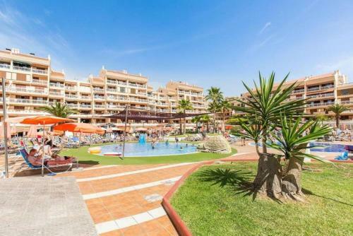 Two Bedroom Apartment In Beachfront Complex With Pool In Playa de Las Am�ricas.