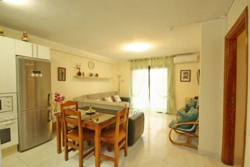 Two Bedroom Apartment In Beachfront Complex With Pool In Playa de Las Am�ricas.