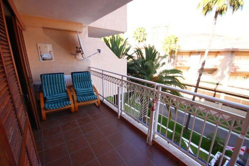 Two Bedroom Apartment In Beachfront Complex With Pool In Playa de Las Am�ricas.