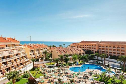 Two Bedroom Apartment In Beachfront Complex With Pool In Playa de Las Am�ricas.