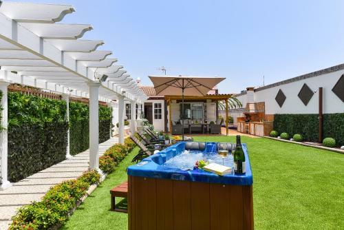 Jacuzzi & Garden Bungalow