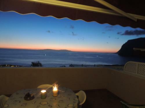 Apartamento Romantic Retreat With Marine View