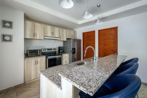 Brand-new 3-bedroom With Pool Near Beach