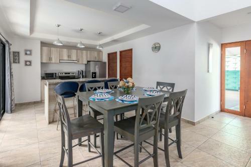 Brand-new 3-bedroom With Pool Near Beach