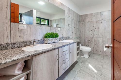 Brand-new 3-bedroom With Pool Near Beach