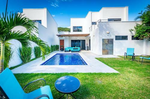 Brand-new 3-bedroom With Pool Near Beach