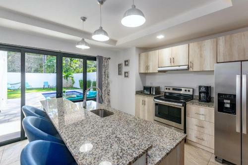Brand-new 3-bedroom With Pool Near Beach