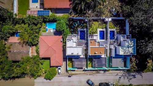 Brand-new 3-bedroom With Pool Near Beach