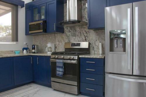 Villa Modern New 3 Br Home, Walking Distance From Beach.
