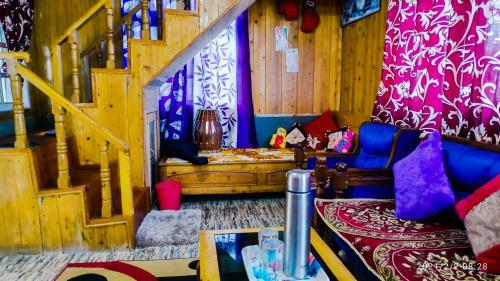 Solitude In Himalayas, Cottage
