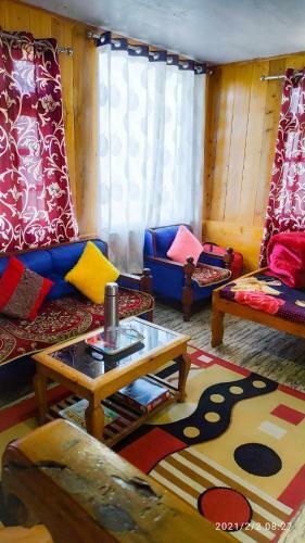 Solitude In Himalayas, Cottage