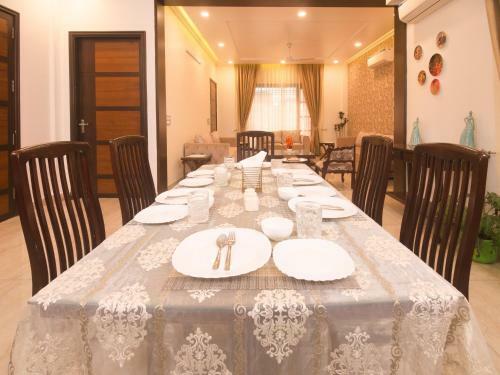 Spacious, Aesthetically Designed 3-br Apartment - 3 Mins Walk From City Center