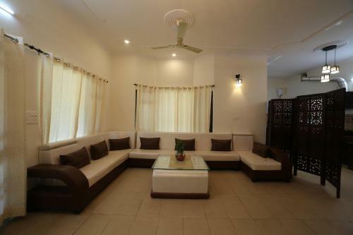 Saffronstays Ghughuti Ku Baasa