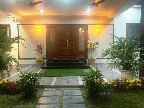 Lodge Yt Mansion