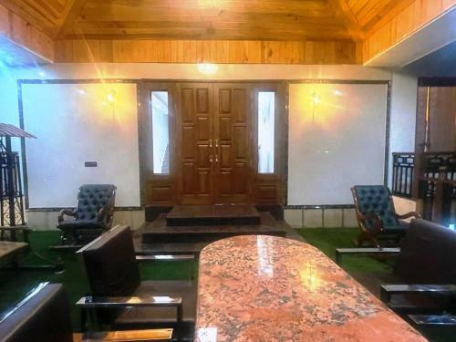 Lodge Yt Mansion