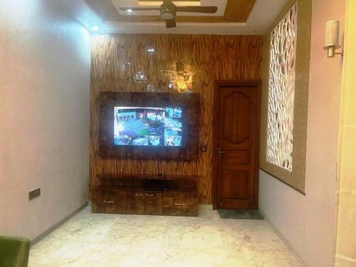 Lodge Yt Mansion