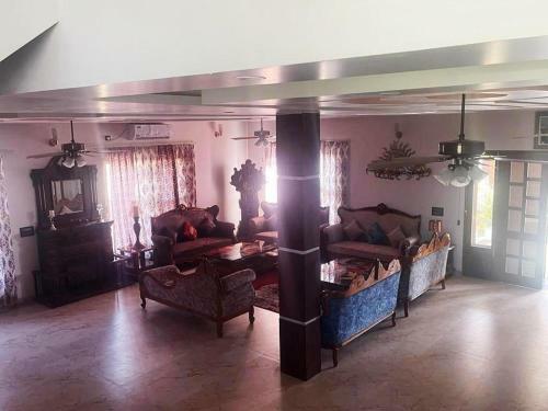 Lodge Yt Mansion