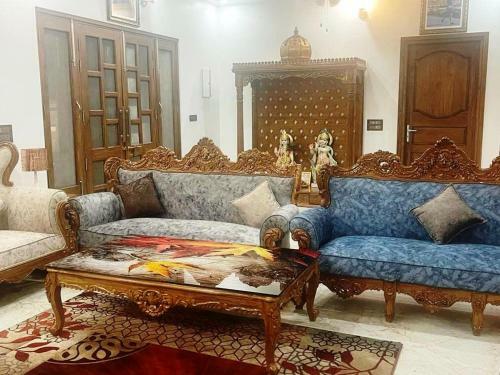 Lodge Yt Mansion