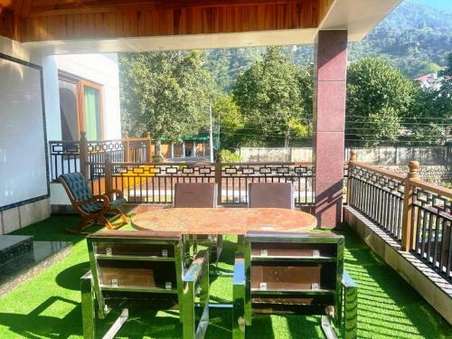 Lodge Yt Mansion