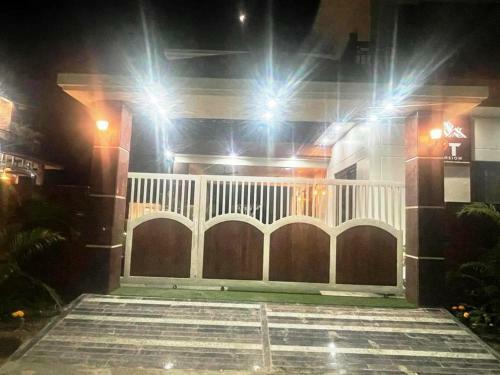 Lodge Yt Mansion