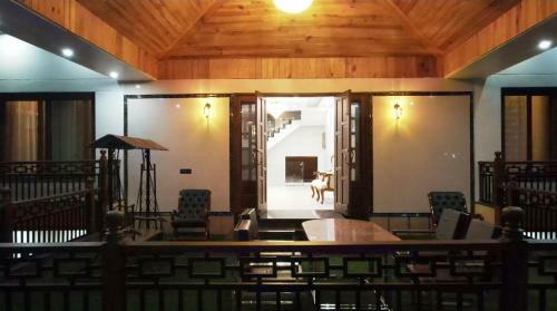 Lodge Yt Mansion