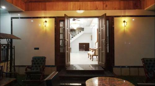 Lodge Yt Mansion
