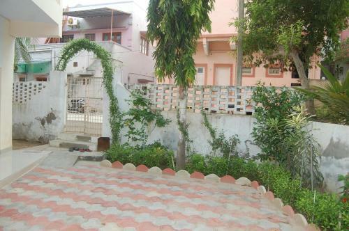 Bed & Breakfast Gurukrupa Bunglow