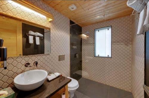 Hotel Tarangi Resort & Spa - A River Access Property