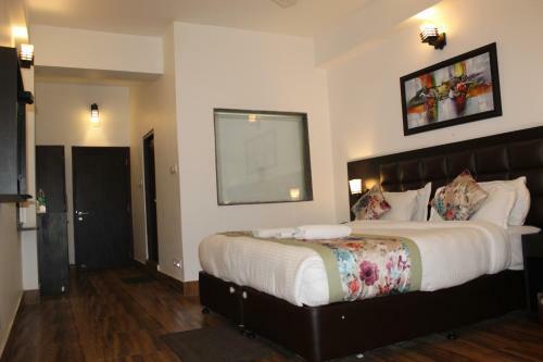 Hotel The Leenor Regency