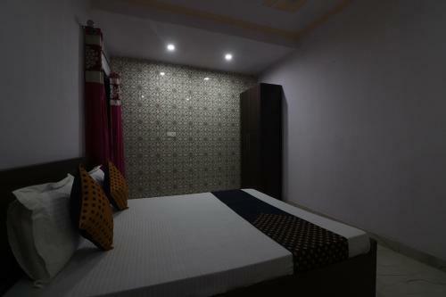 Red Rose Hotel