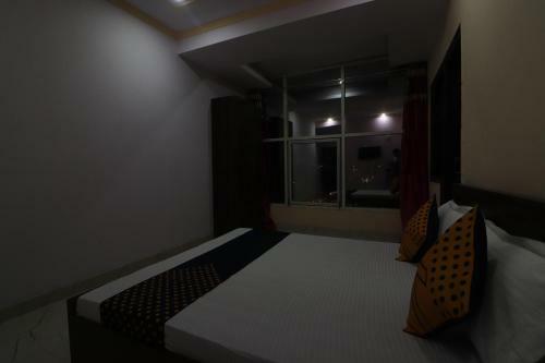Red Rose Hotel
