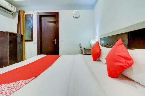 Oyo 82347 Hotel Silver Ray