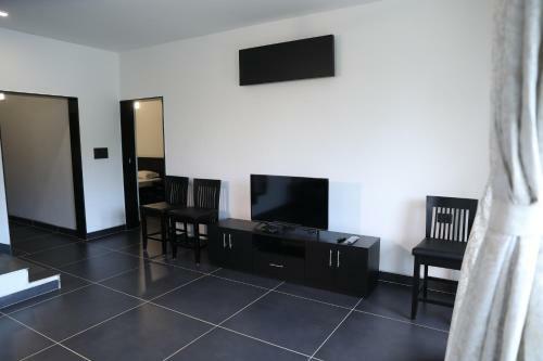 08 Bedroom Entire Villa Apartment Saligao