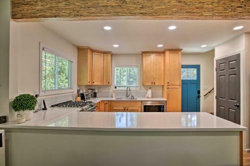 Charming Idyllwild Cabin With Deck And Fire Pit!