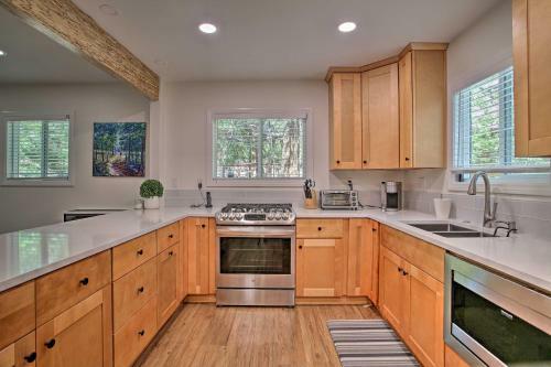 Charming Idyllwild Cabin With Deck And Fire Pit!
