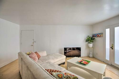 Sunny West Coast Apartment 7 Mi To Beaches!