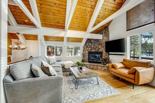 Lakefront Lodge
