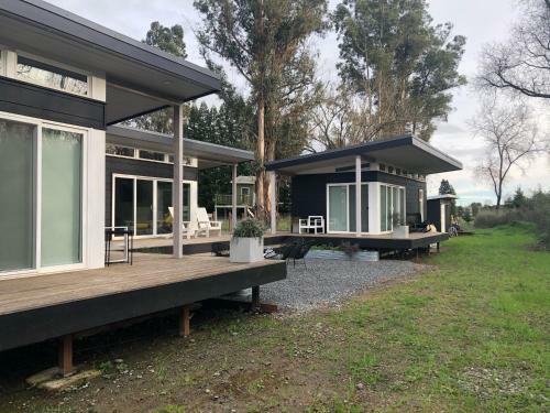 Modern, Secluded Retreat - Walk To The Plaza!