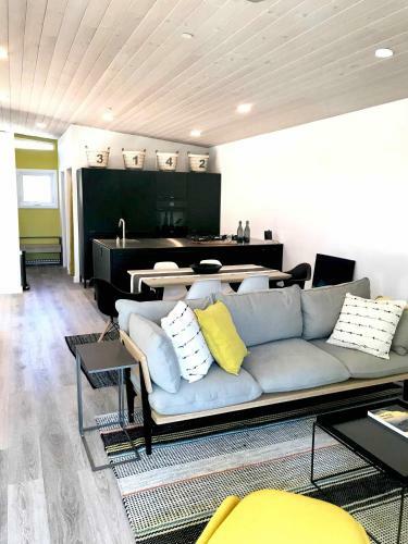 Modern, Secluded Retreat - Walk To The Plaza!