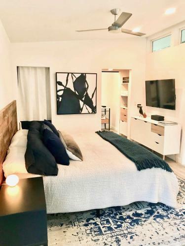 Modern, Secluded Retreat - Walk To The Plaza!