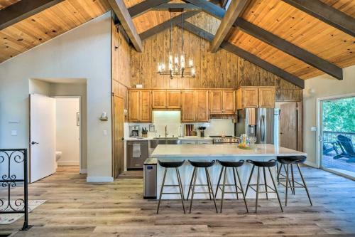 Pine Mountain Cabin With Hot Tub, 2 Mins To Marina!