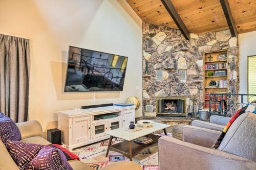 Pine Mountain Cabin With Hot Tub, 2 Mins To Marina!