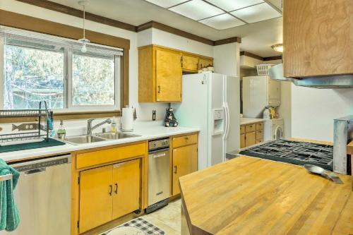 Cabin Less Than Half Mi To Pine Mountain Lake Marina!