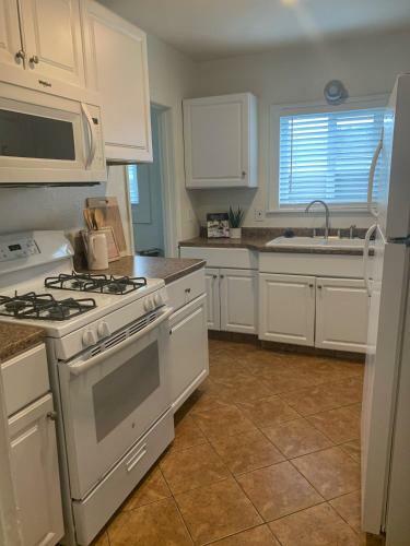 Villa Huntington Highlight - Pool, Patio, Close To Beach