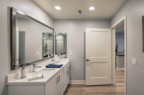 Apartamento Modern Irvine Condo With Pool - 7 Mi To Beach!