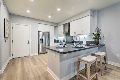 Apartamento Modern Irvine Condo With Pool - 7 Mi To Beach!